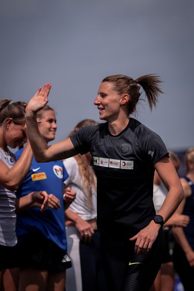 Carolin Schaefer (Eintracht Frankfurt) klatscht ihre Mitstreiterinnen ab am 07.05.2022 beim Stadtwerke Ratingen Mehrkampf-Meeting 2022 in Ratingen